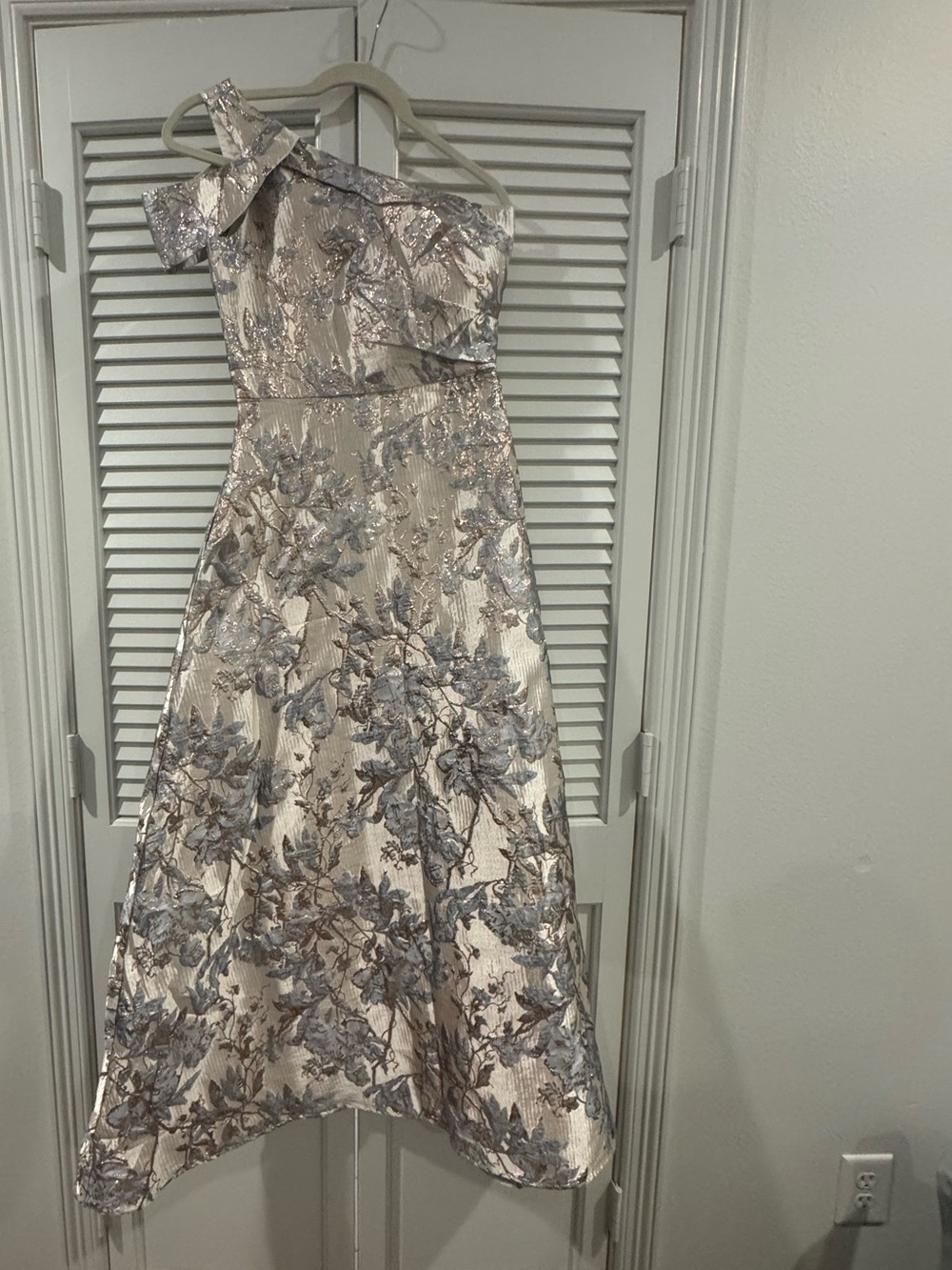 Carmen Marc Valvo One-Shoulder Metallic Floral Dress in Cream and Silver